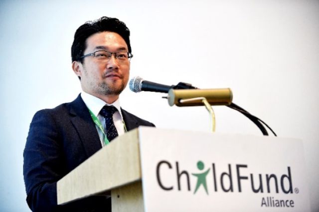 Sungho Lee speaking at a podium